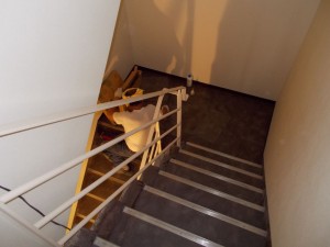 階段床貼り中