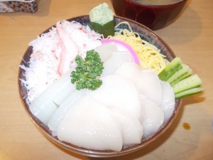 海鮮丼（ホタテ、イカ、蟹）